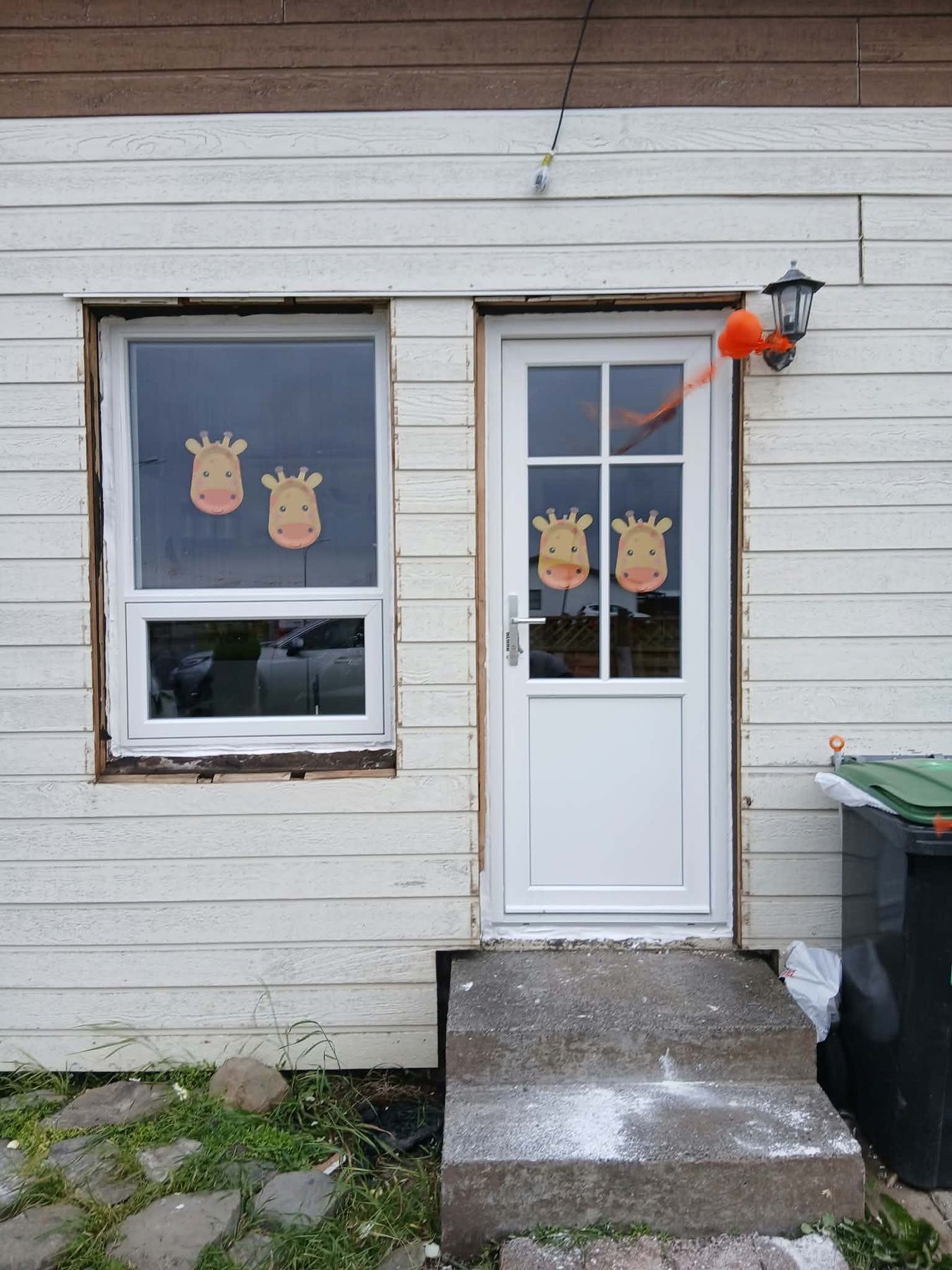 Nýr gluggi og ný útihurð í timburklæddu húsi
