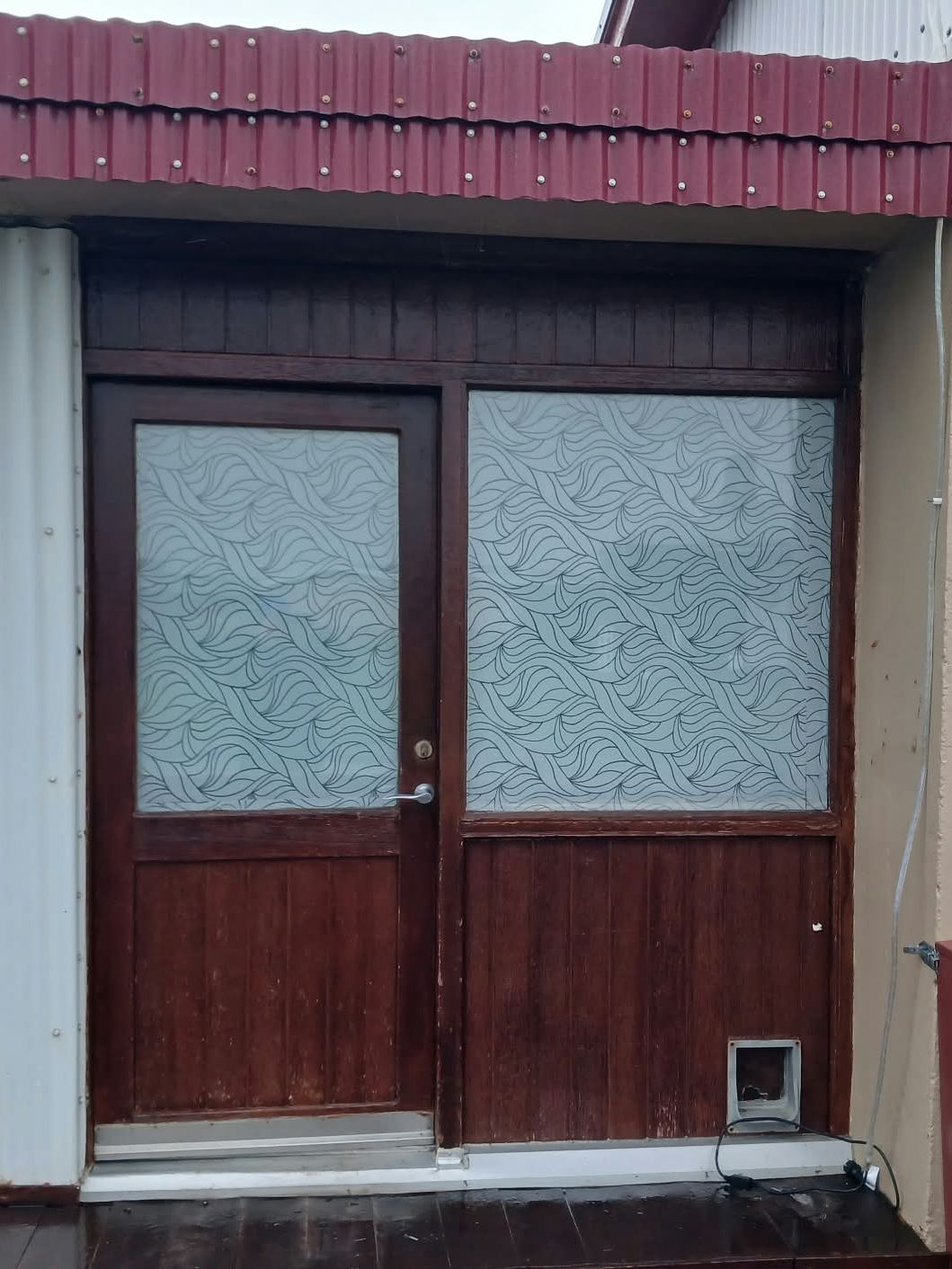 Gömul viðarhurð og gluggi í forstofu